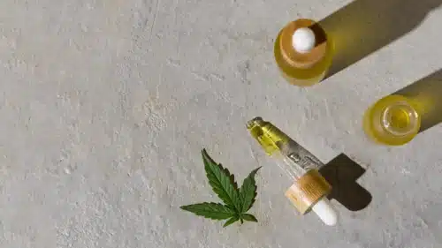 assortiment de compte gouttes d huile de cbd naturel