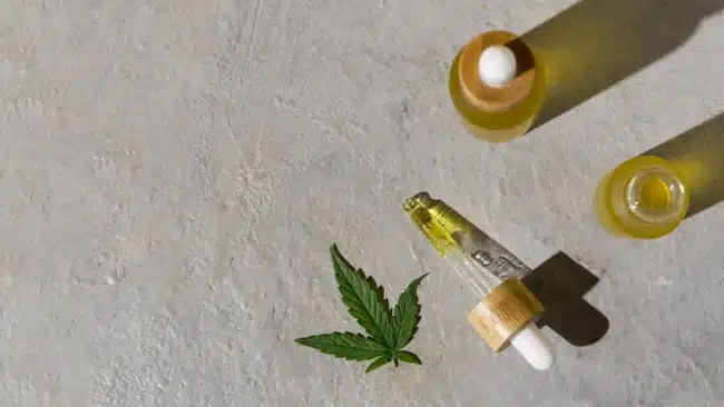 assortiment de compte gouttes d huile de cbd naturel