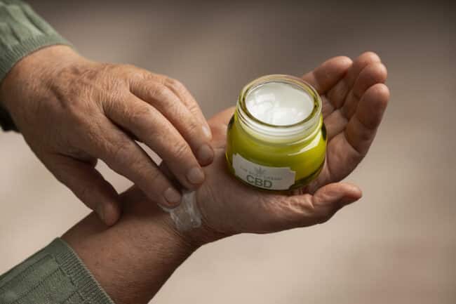 De l huile et de la creme de cbd pour traiter les douleurs corporelles