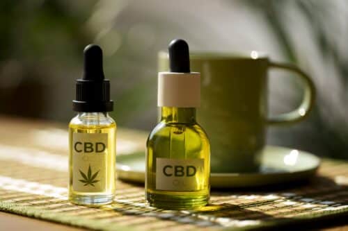 gros plan sur une bouteille d huile de cbd (1)