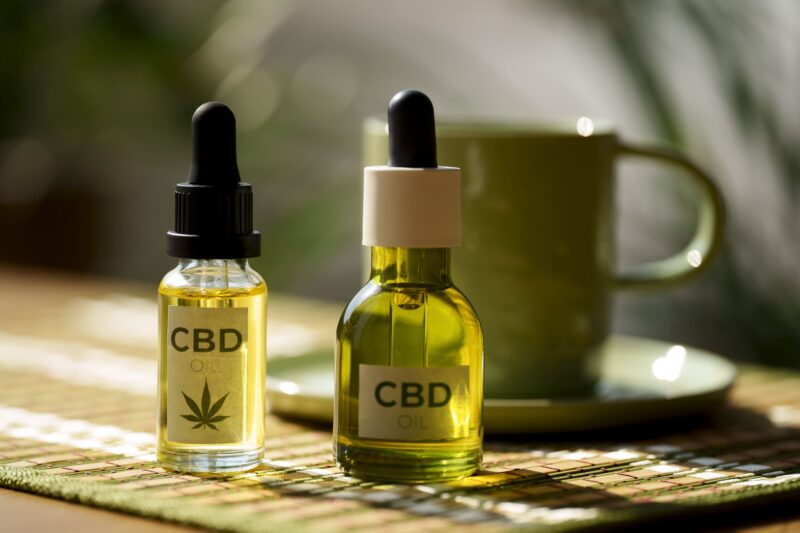 gros plan sur une bouteille d huile de cbd (1)