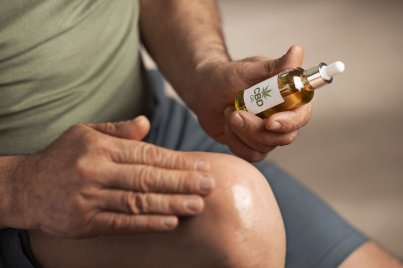 les boomers utilisent de l huile et de la creme de cbd pour traiter les douleurs corporelles (1) (1)