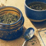 Bocal de trim cbd sur table bois, infusion en préparation