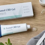 Kamol CBD Gel sur table : tube, gel translucide et serviette, pour tensions musculaires