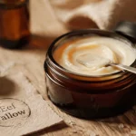 Beef tallow crème visage en pot ambré sur table bois, peau sèche et grasse