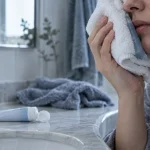 Crème pour les bleu visage : compresse froide sur la joue sans massage