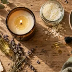 Bougie aux huiles essentielles : mèche, cire et huiles essentielles sur bois clair